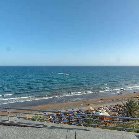 Hotel Con Terraza Y Piscina En Playa Del Ing